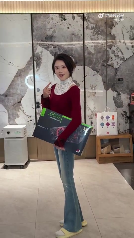 手上拿的什么！骆歆晒手里的5090D显卡