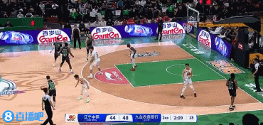 👍值得表扬!张镇麟拼命追防基兹林克扣篮&落地还有保护动作