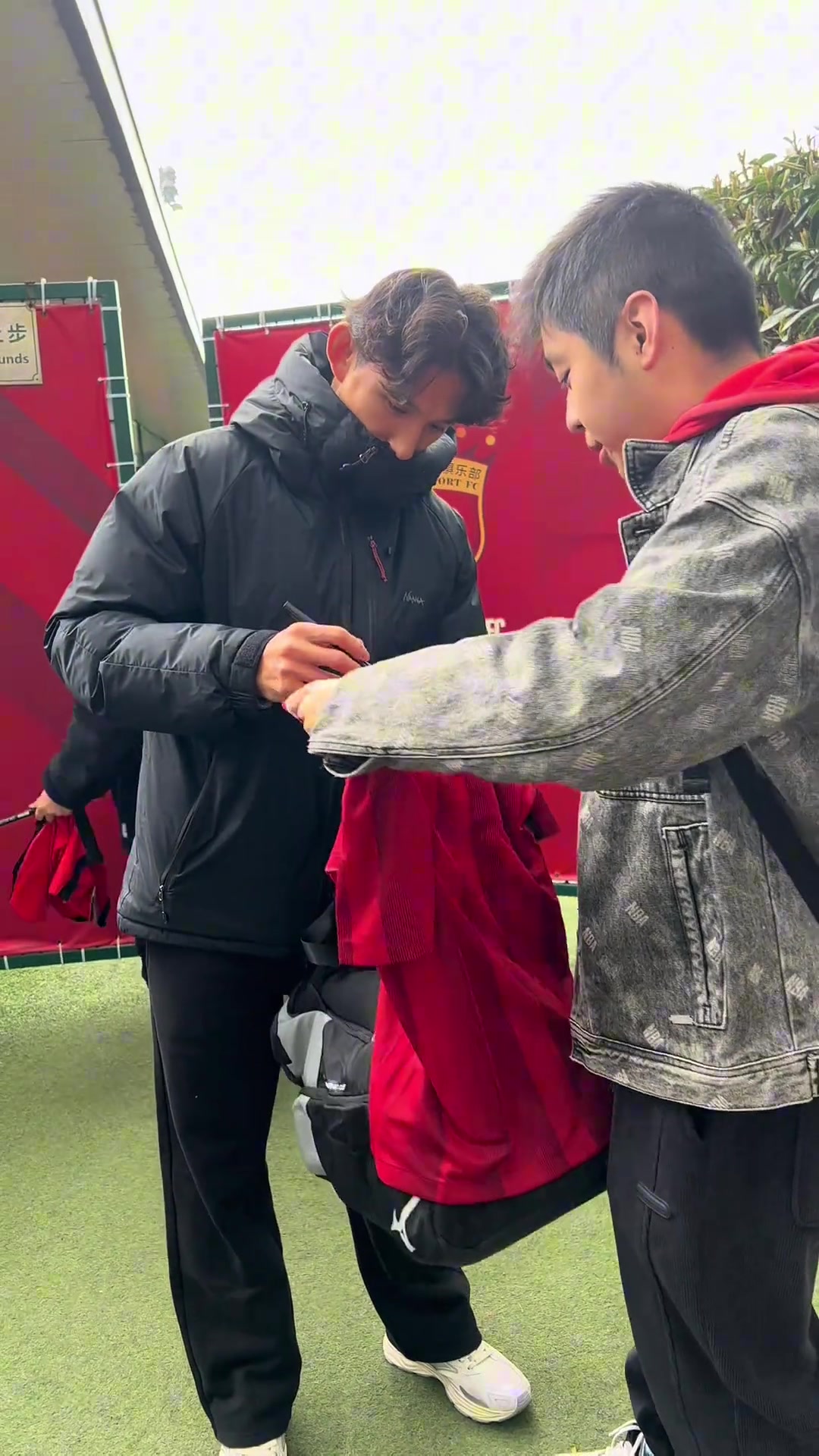 打破谣言👀加布里埃尔昨日现身世纪公园训练