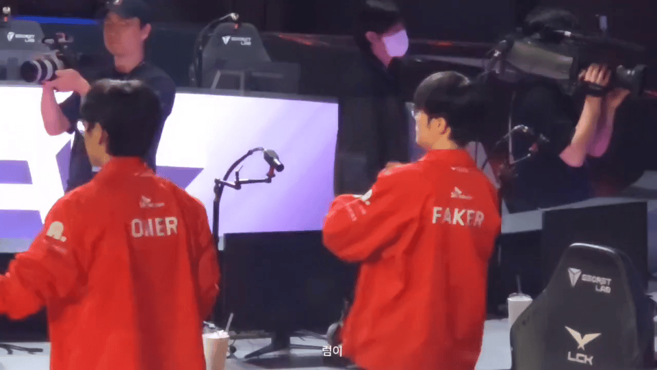这就是冠军中野的配合!现场网友拍到Faker和Oner的“神同步”👍